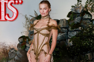 Сразила наповал: Марго Робби впечатлила прозрачным платьем и необычным аксессуаром