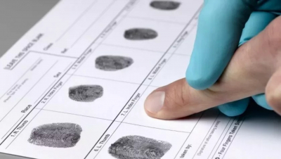 Граждан Беларуси обяжут сдавать отпечатки пальцев при проживании за границей