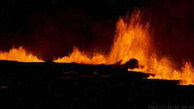 Fiery Fury Unleashed: Iceland&#039;s Volcanic Eruption Engulfs the Sky as Thousands Flee Evacuated Town